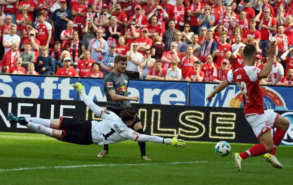 Alexander Hack (rechts) rettete früh das 0:0 gegen Timo Werner und war bei Mainz 05 gegen RB Leipzig der beste Mann auf dem Feld.