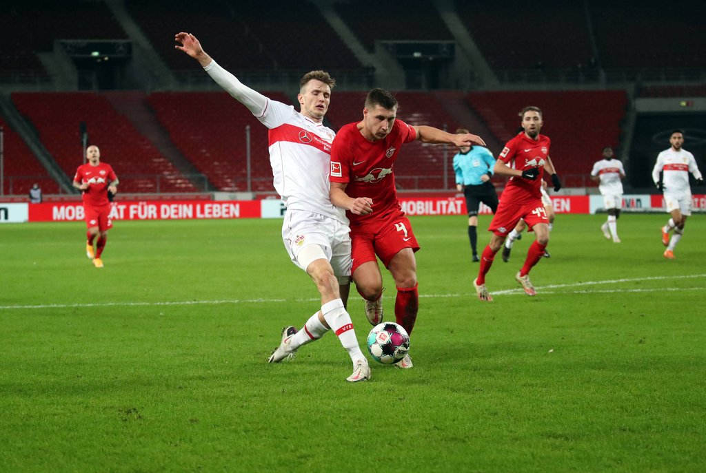 Gegen den VfB von Beginn an: RB Leipzigs Willi Orban (hier gegen Sasa Kalajdzic)