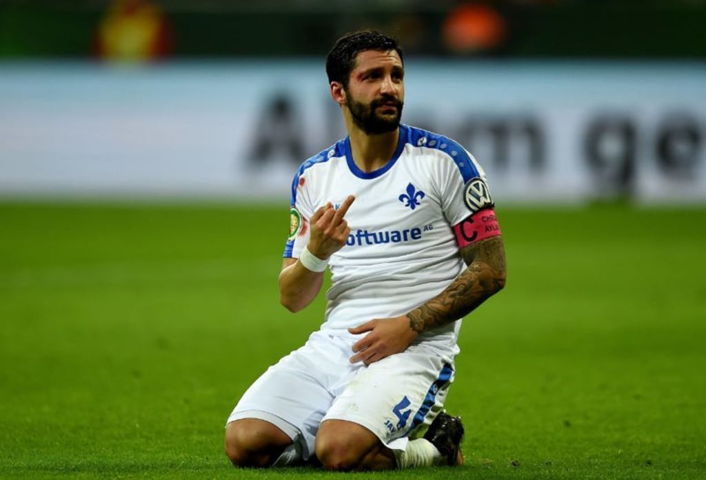 Aytac Sulu (SV Darmstadt 98) mit Platzwunde am Kopf – und Stinkefinger.