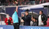 „Ich war wirklich böse über die Leistung des Schiedsrichters”: RB Leipzigs Coach Jesse Marsch im Dialog mit Schiedsrichter Andreas Ekberg.