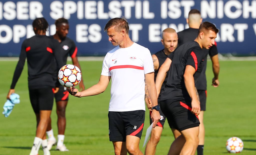 Coach Jesse Marsch beim Abschlusstraining inmitten seiner Schützlinge.