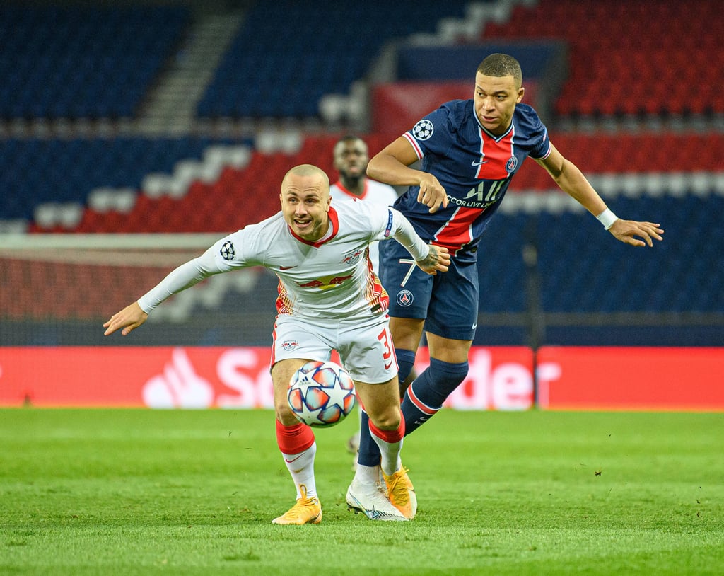 RB Leipzigs Angelino (vorne) behauptet sich vergangene Champions-League-Saison gegen Kylian Mbappe (PSG)