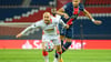 RB Leipzigs Angelino (vorne) behauptet sich vergangene Champions-League-Saison gegen Kylian Mbappe (PSG)