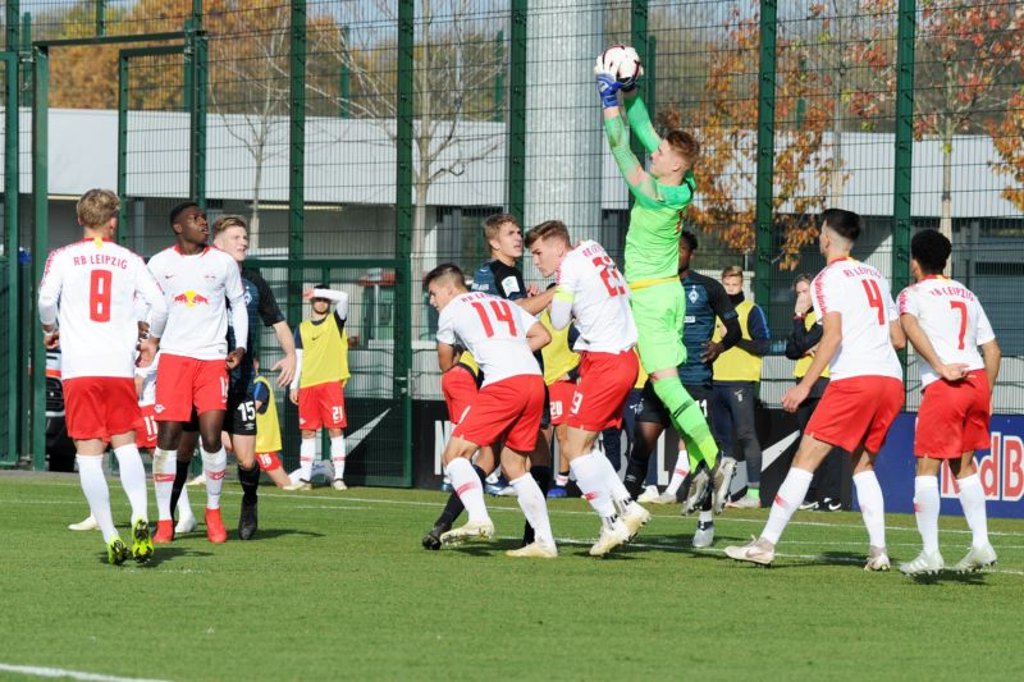 Julian Krahl (am Ball) schaute bei der U19 des DFB nur zu, Mail Talabidi und Frederik Jäkel durften für die U18 spielen.