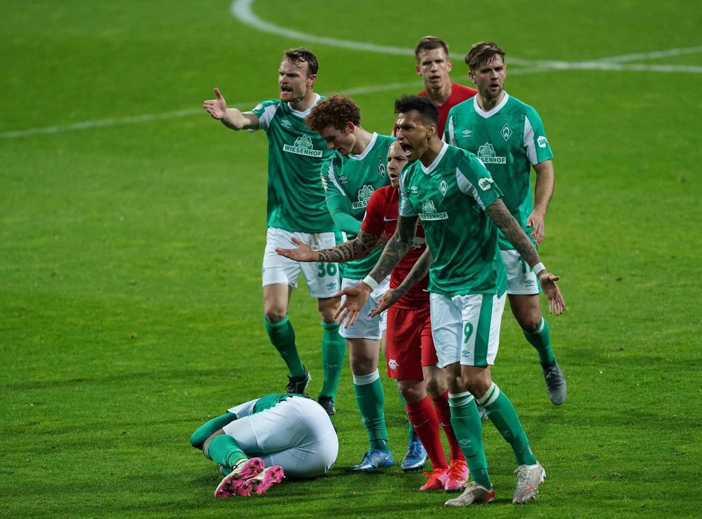 Immer druff: Spieler von Bremen, voran Ex-RBler Davie Selke (r.)