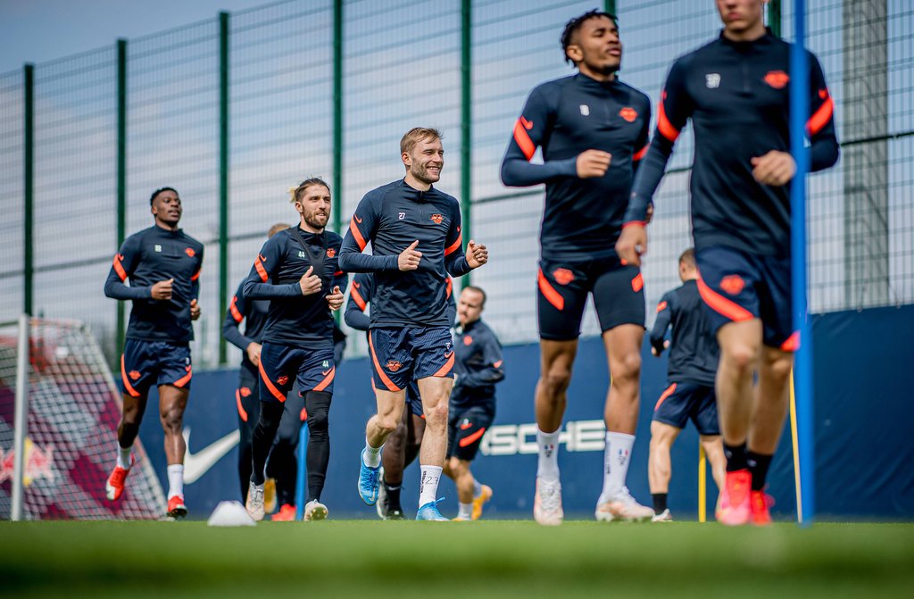 Dürfen sich ab Dienstag nur noch im Klub und zu Hause aufhalten: Profis von RB Leipzig beim Training am Cottaweg.