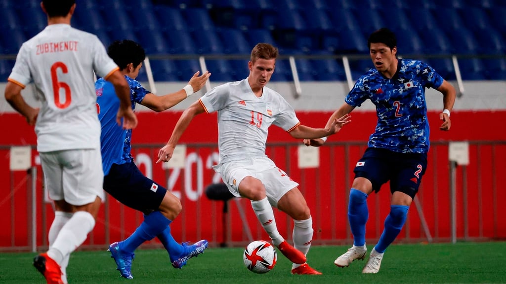 Dani Olmo (2.v.r.) setzt sich gegen zwei Japaner durch.