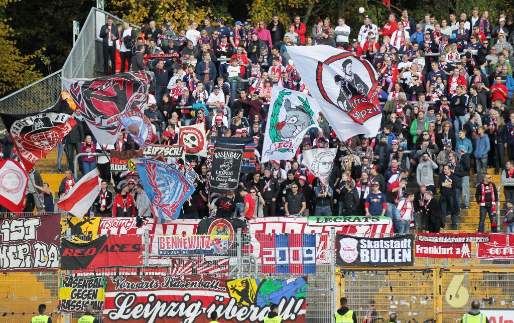 Attacke vom Ordner: Fans von RB Leipzig in Darmstadt.