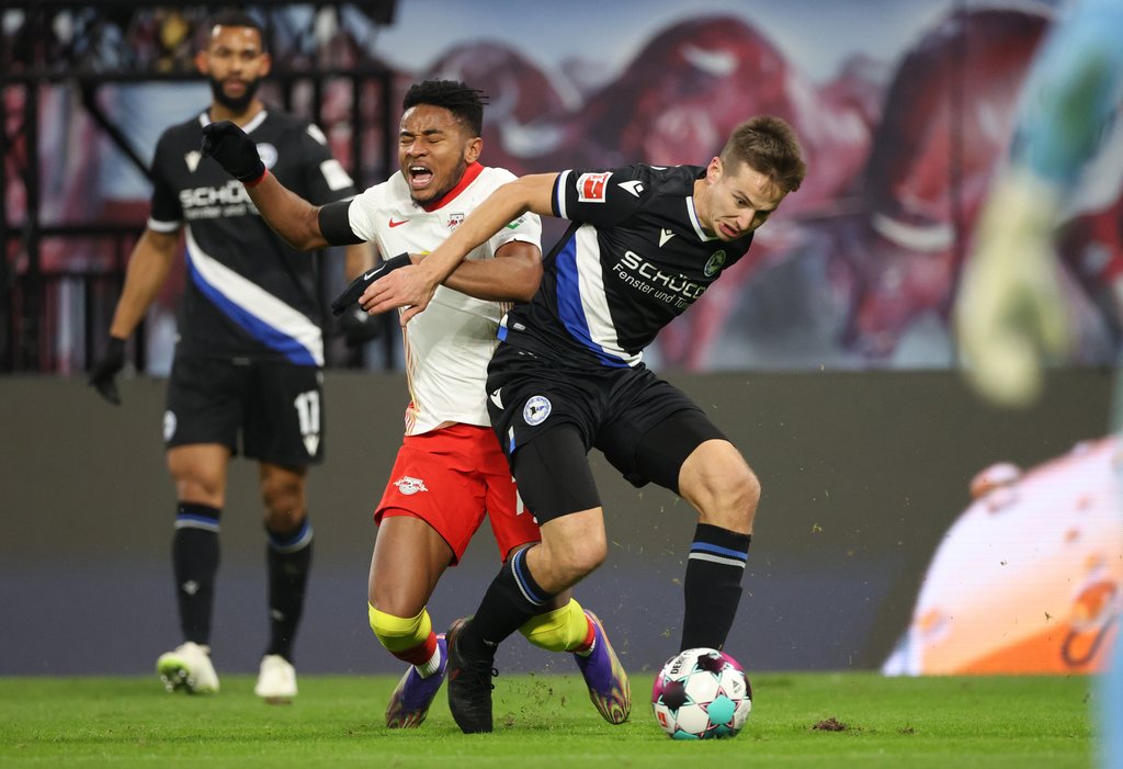 Ein Spiel, das wehtat: Christopher Nkunku gegen Cedric Brunner.