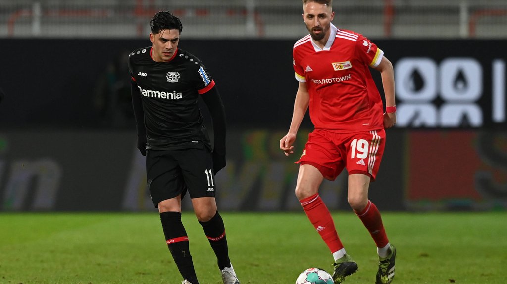 „Es sind aus den Emotionen heraus unschöne Worte gefallen, die ihm sehr leid tun”: Nadiem Amiri (links) nimmt die Entschuldigung von Florian Hübner an.&nbsp;