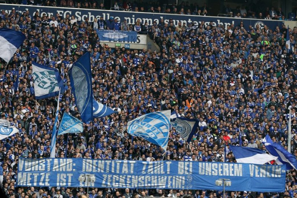 Schalke-Fans halten ein Banner gegen Christoph Metzelder.