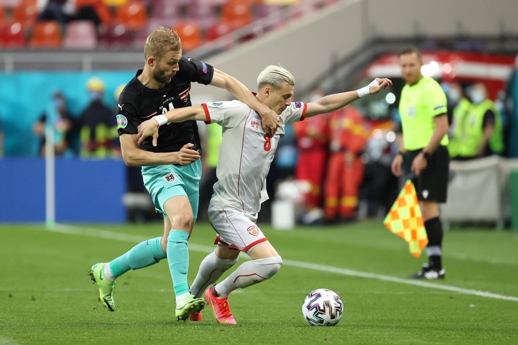 Konrad Laimer (l.) im Zweikampf mit Ezgjan Alioski.
