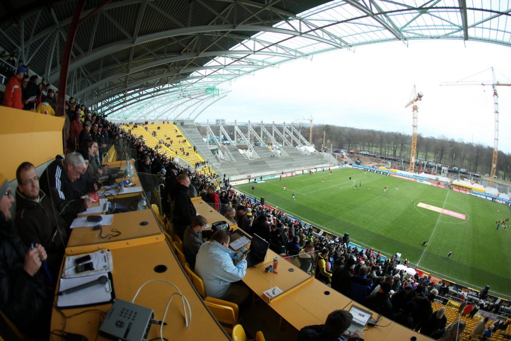 Gegen RB Leipzig voll: die Pressetribüne bei Dynamo Dresden.