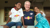 Roland Hohberg mit Sohn Neo (11) und Enkeltochter Linda (6) in Mosambik. Alle drei hoffen auf einen Sieg für RB.