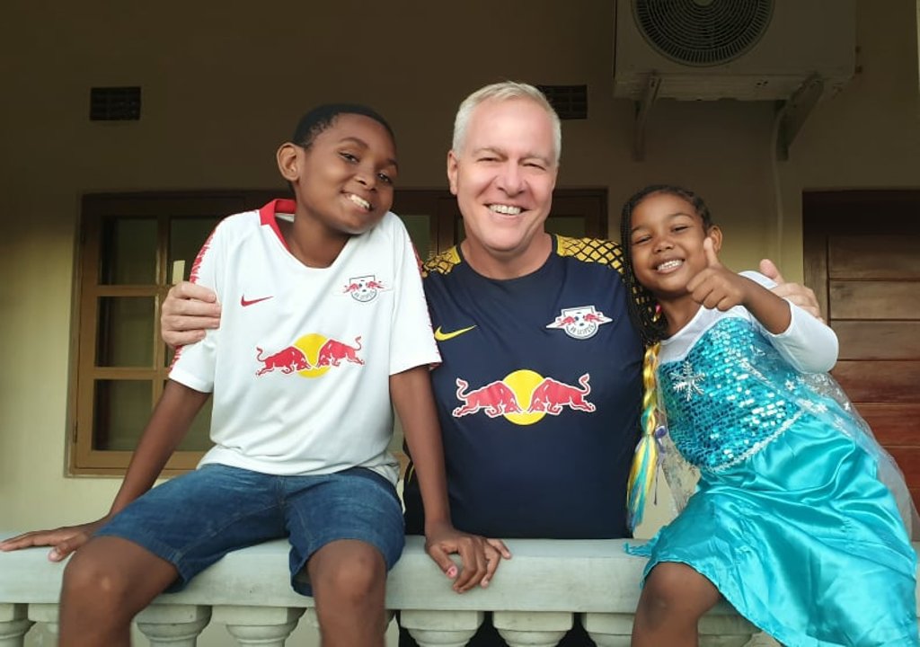 Roland Hohberg mit Sohn Neo (11) und Enkeltochter Linda (6) in Mosambik. Alle drei hoffen auf einen Sieg für RB.
