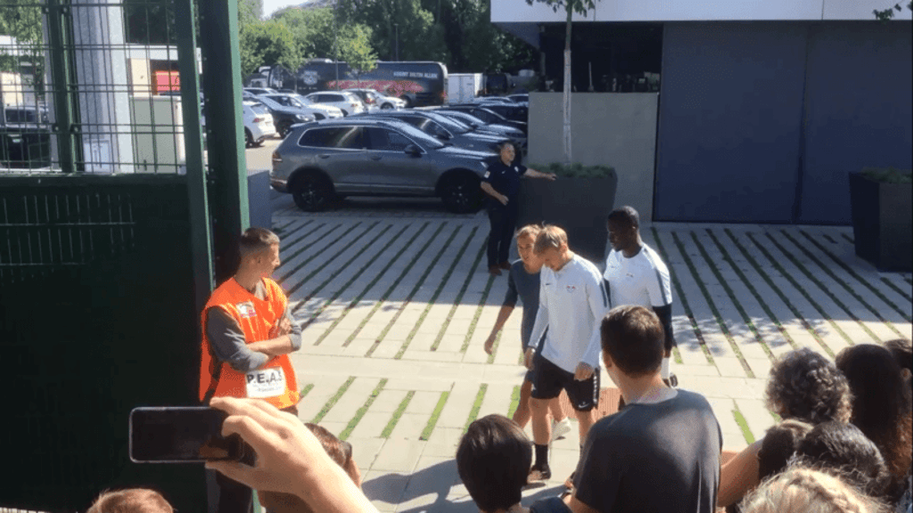Emil Forsberg bei der Ankunft auf dem Trainingsplatz von RB Leipzig.