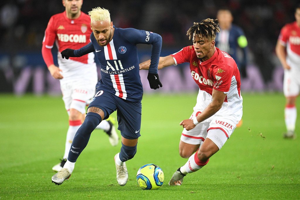 Neymar (l.) gegen Benjamin Henrichs am vergangenen Wochenende.