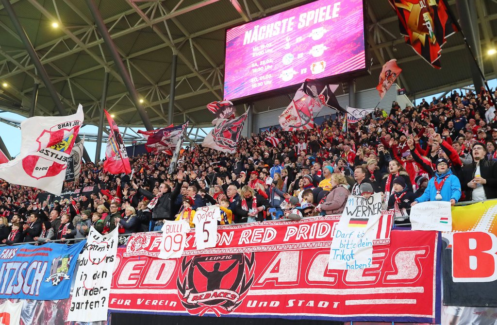 Das Banner der Red Aces im Fanblock von RB Leipzig.