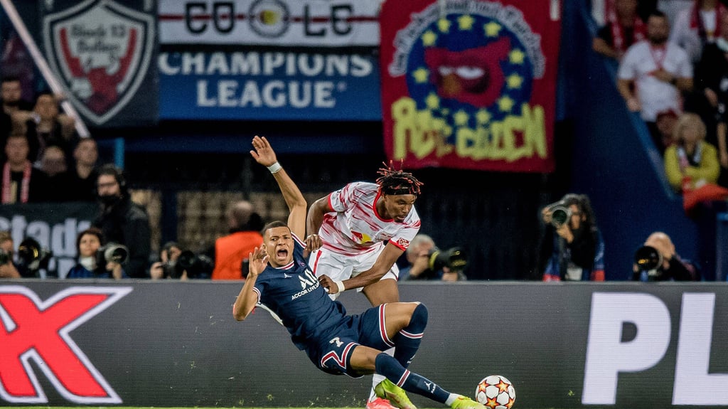 Halb zog er ihn, halb sank er hin: Kylian Mbappé im Hinspiel zwischen RB Leipzig und Paris St. Germain gegen Mohamed Simakan.