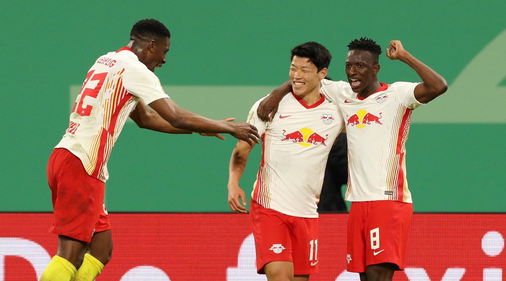 Hee-Chan Hwang wird nach seinem Treffer von Nordi Mukiele (l.) und Amadou Haidara (r.) geherzt.