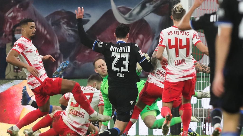 Unfair: Fünf Leipziger gegen einen Bielefelder (Serra), der dann auch noch zum 0:1 trifft 