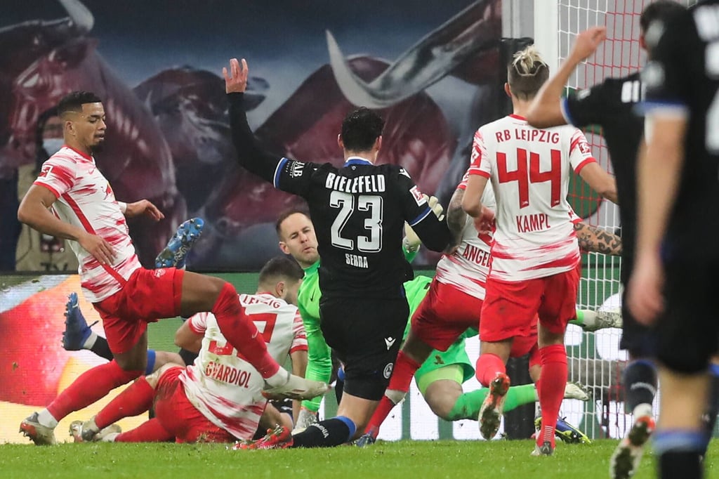 Unfair: Fünf Leipziger gegen einen Bielefelder (Serra), der dann auch noch zum 0:1 trifft 