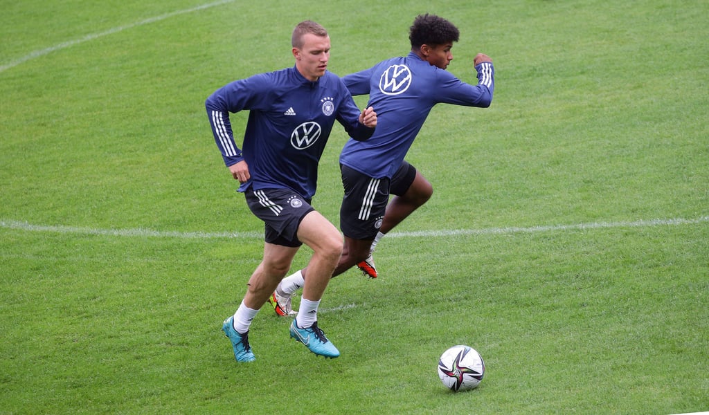 Vertreter des Red-Bull-Fußballs im DFB-Team: Lukas Klostermann (Leipzig, links) gegen Karim-David Adeyemi (Salzburg, rechts)