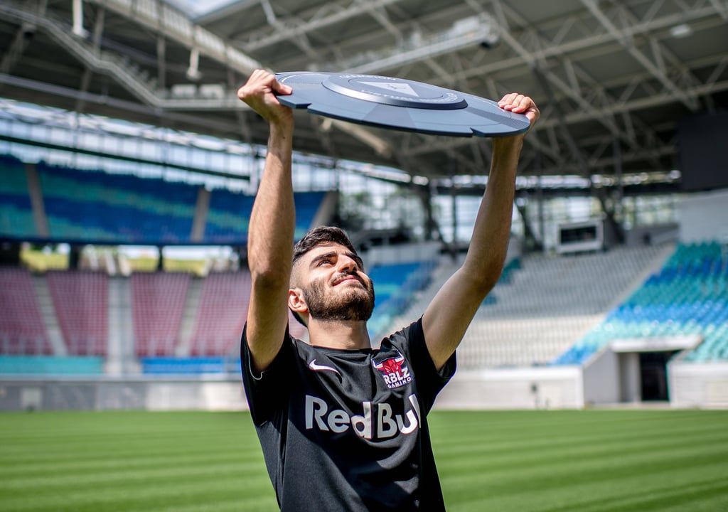 Erste Meisterschale für RB Leipzig: Umut Gültekin.