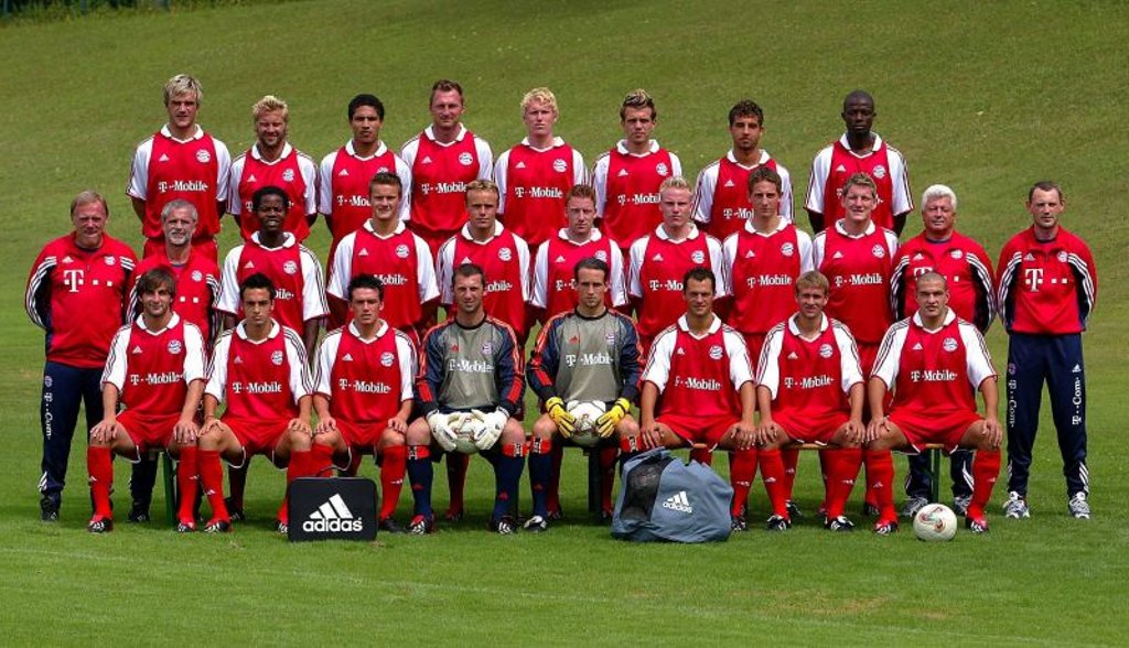Teamkollegen bei Bayern München II: Ralph Hasenhüttl (oben, 4.v.l.) und Bastian Schweinsteiger (Mitte, 3.v.r.) 2003