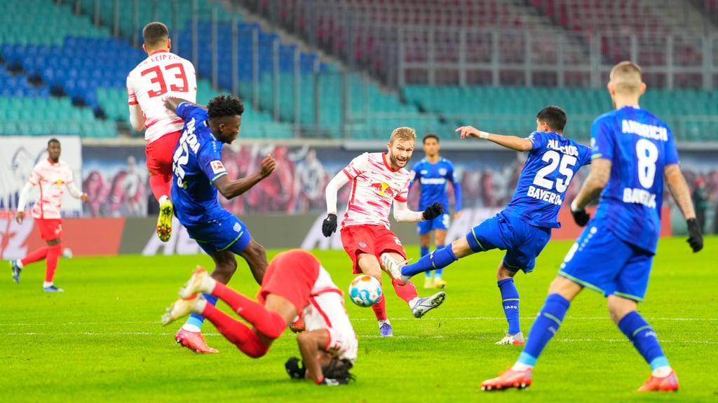 Harte Landung gegen Bayer nach dem 5:0 in Brügge: Leipzigs Spieler wie Konrad Laimer (M) oder Christopher Nkunku (vorn)