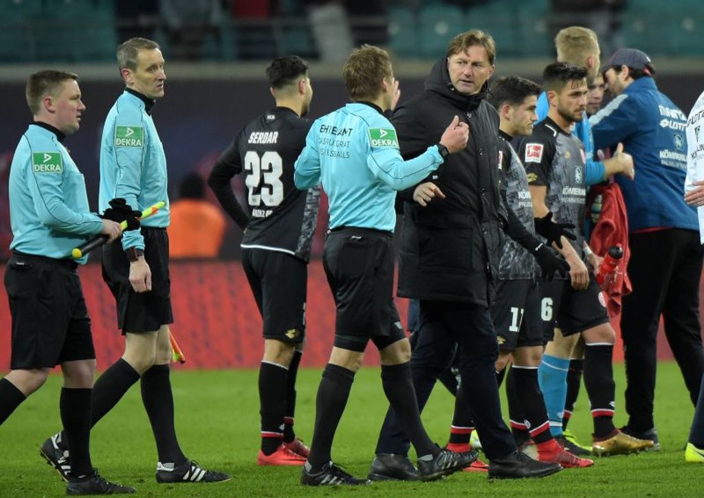 Ralph Hasenhüttl und Referee Patrick Ittrich