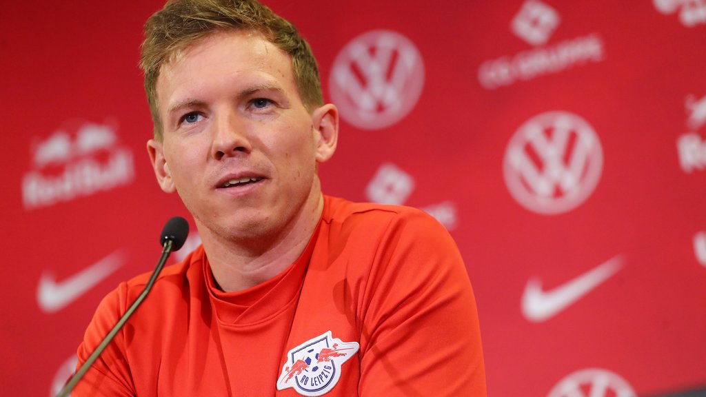Julian Nagelsmann sah sich gezwungen, vor dem Gladbach-Spiel nochmal über Starfriseure und Sportdirektoren zu sprechen.