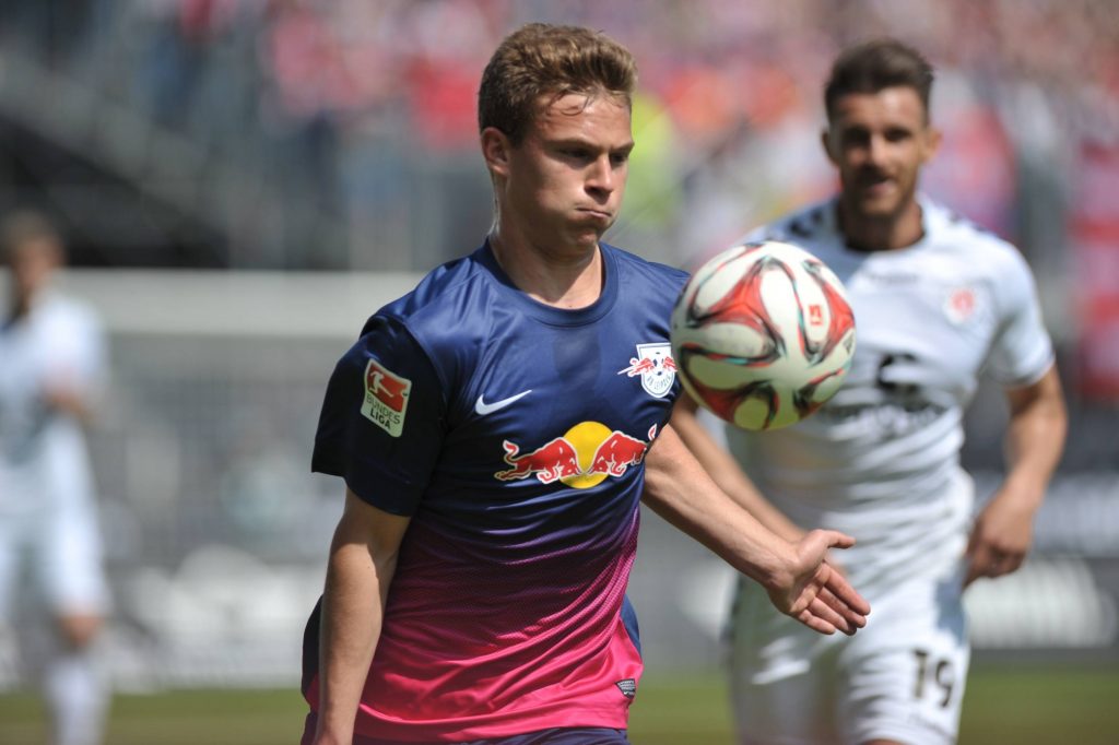 Joshua Kimmich, hier noch im richtigen Trikot verbissen dem Ball folgend.