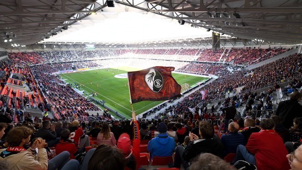 Die Feierstimmung bei der Stadionpremiere in Freiburg gegen RB Leipzig wurde durch einen Notarzteinsatz gedämpft.