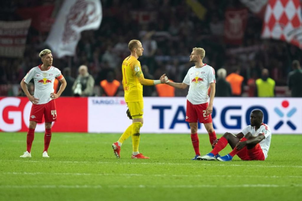 Fussball Berlin 25.05.2019 Saison 2018 / 2019 DFB Pokalfinale 2019 RB Leipzig – FC Bayern München niedergeschlagene Leipziger Kevin Kampl (Leipzig, No.44) Peter Gulacsi (Leipzig, No.01) Konrad Laimer (Leipzig, No.27) Dayot Upamecano (Leipzig, No.05) *** Soccer Berlin 25 05 2019 Season 2018 2019 DFB Cup Final 2019 RB Leipzig FC Bayern Munich defeated Leipzig Kevin Kampl Leipzig, No 44 Peter Gulacsi Leipzig, No 01 Konrad Laimer Leipzig, No 27 Dayot Upamecano Leipzig, No 05