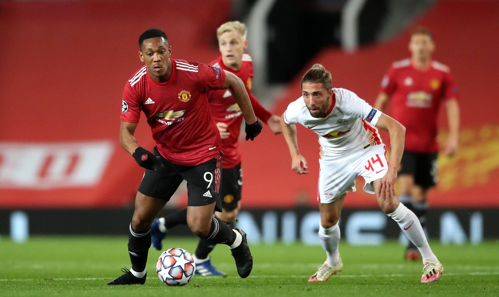 Blick auf den Ball: Kevin Kampl gegen Anthony Martial.