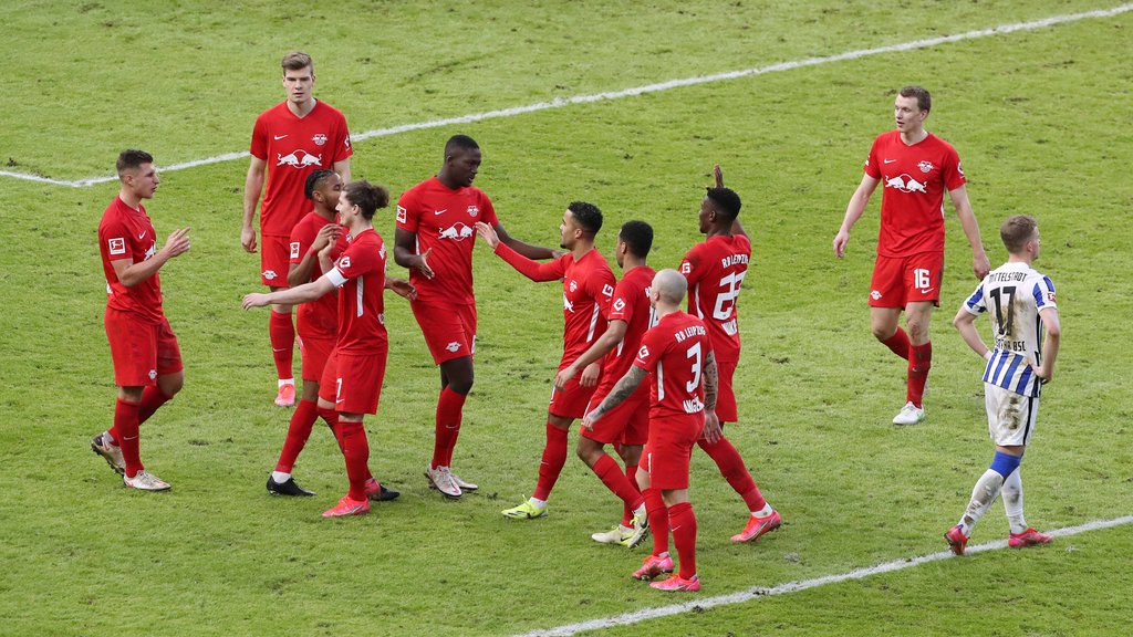 Spannung im Meisterschaftskampf: Die Spieler von RB beglückwünschen sich zum Sieg gegen die Hertha.