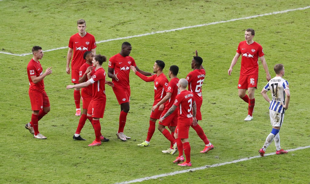 Spannung im Meisterschaftskampf: Die Spieler von RB beglückwünschen sich zum Sieg gegen die Hertha.