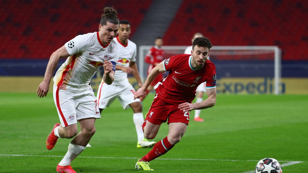 Der Druck steht Marcel Sabitzer ins Gesicht geschrieben: Kampf um den Ball gegen Liverpools Diogo Jota.