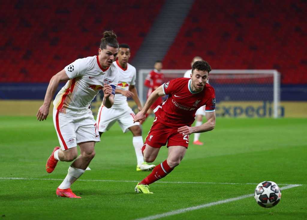 Der Druck steht Marcel Sabitzer ins Gesicht geschrieben: Kampf um den Ball gegen Liverpools Diogo Jota.