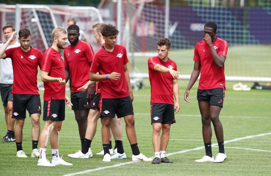 Dayot Upamecano und Konrad Laimer hier noch im Training bei RB Leipzig.