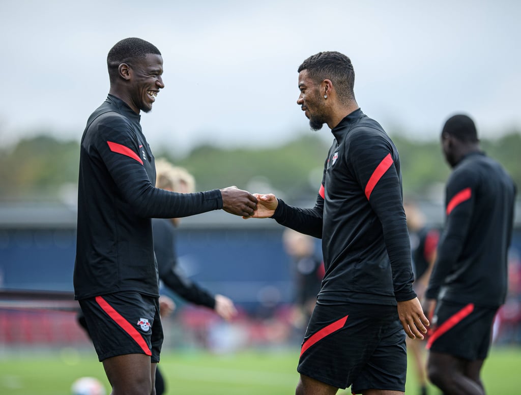Hat zumindest im Training Spaß: Benjamin Henrichs (r.) mit Teamkollege Nordi Mukiele.