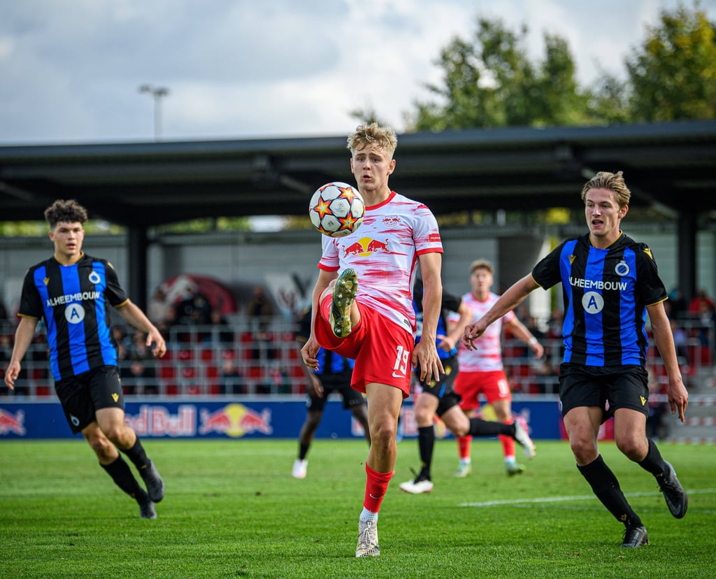 RB Leipzigs Robin Friedrich (Mitte) trifft gegen den SC Freiburg.