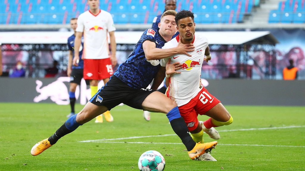 RB Leipzigs Justin Kluivert im Zweikampfmit dem Berliner Maximilian Mittelstädt (l.).