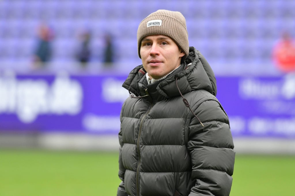 Der gesperrte Clemens Fandrich (FC Erzgebirge Aue) wird von den Fans gefeiert.