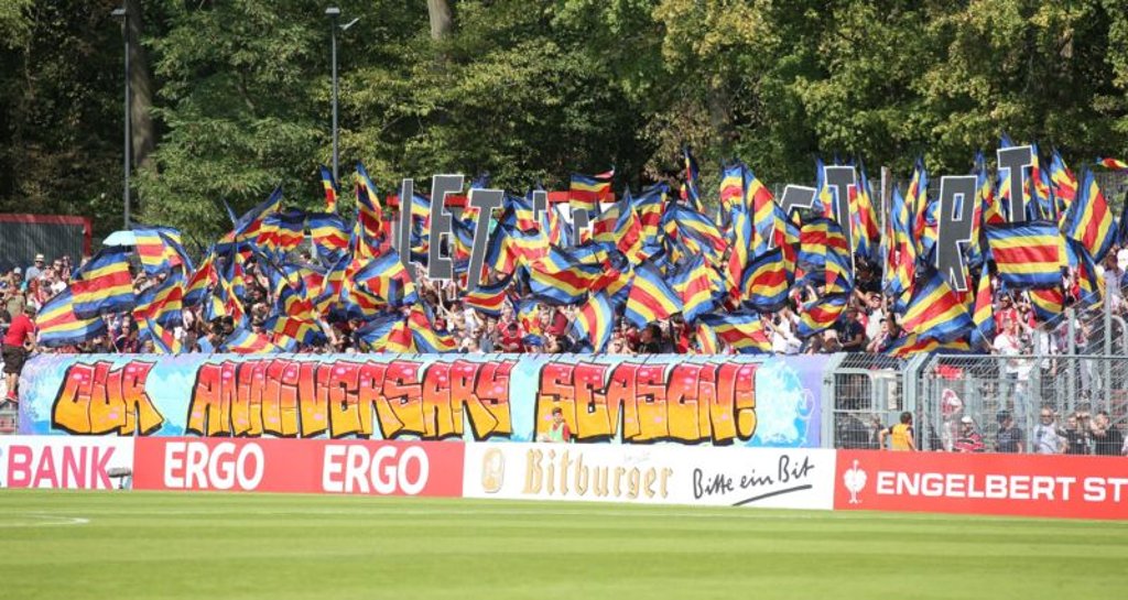 „Let’s start our Anniversary Season!“ titelten RB-Fans zu Beginn der Saison bei Viktoria Köln. Die Jubiläumssaison endet nun mit dem DFB-Pokalfinale in Berlin.