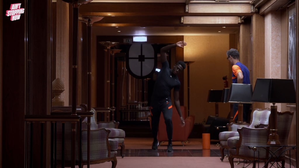 Ibrahima Konaté im Hotel beim Reha-Training