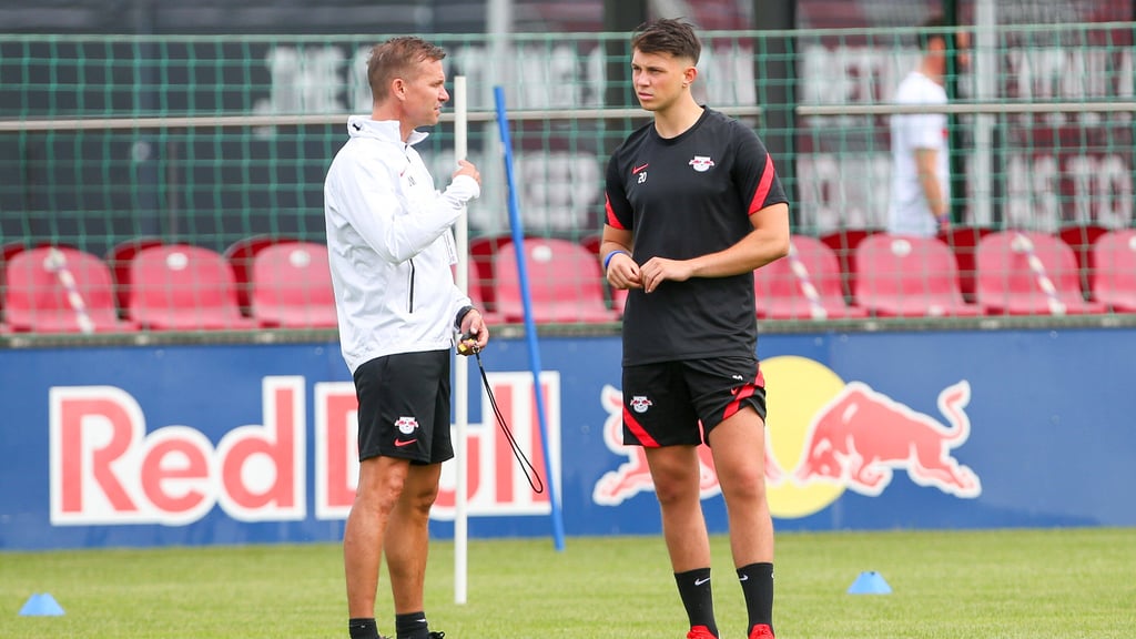 „Ich bin sehr zufrieden mit seinen Leistungen im Training und seiner Mentalität”: Jesse Marsch über Lazar Samardzic.