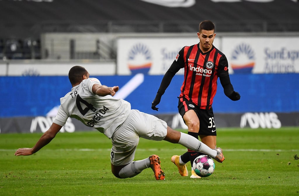 Andre Silva (r.) im Duell mit Jonathan Tah (Bayer Leverkusen)