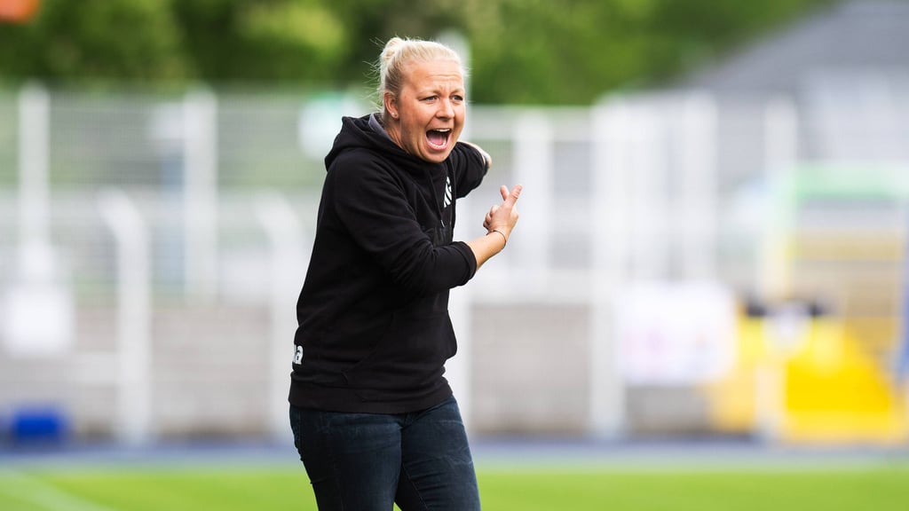 Trainerin Katja Greulich engagiert an der Seitenlinie